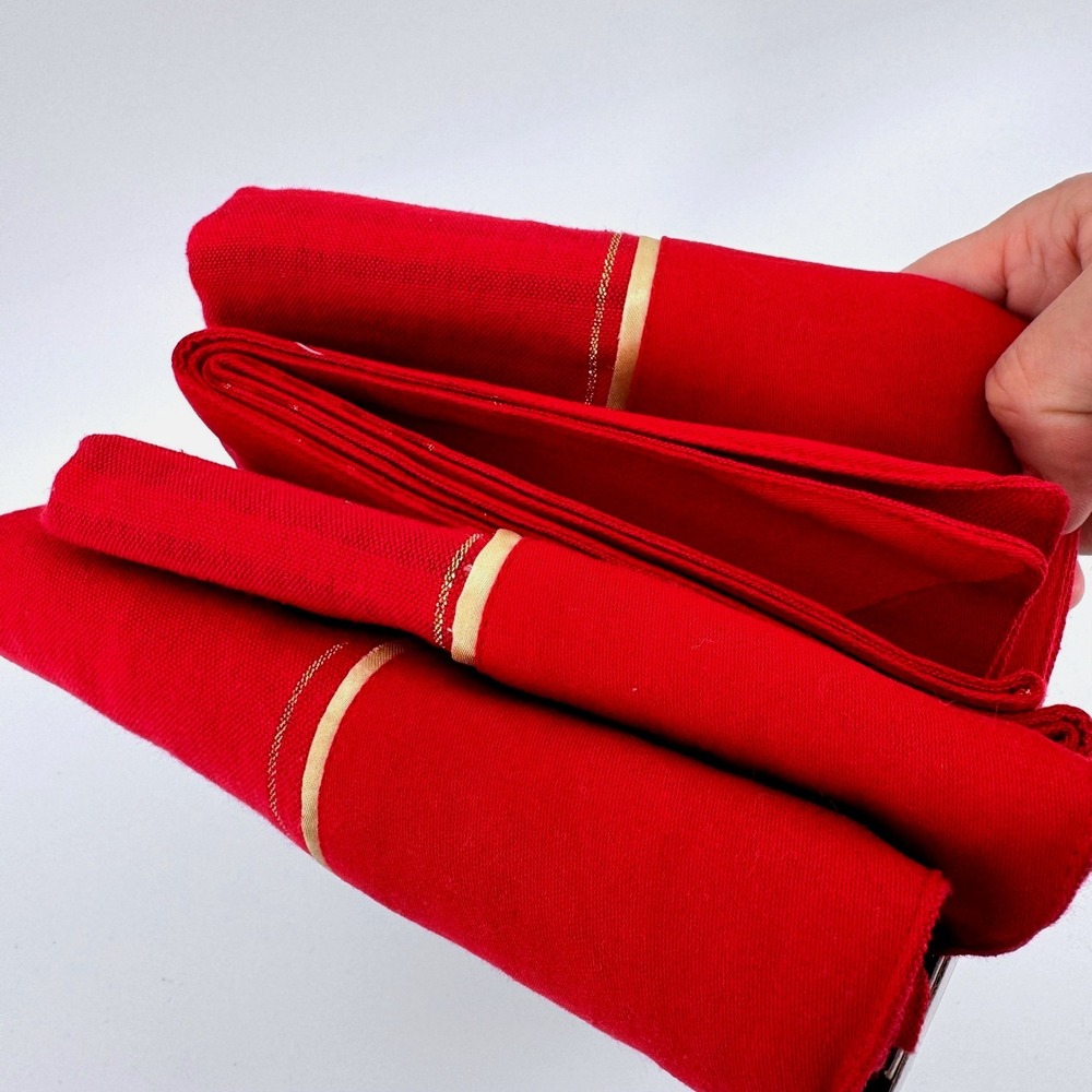 Classic Tidings Red Oblong Tablecloth 60x104 Gold Border Cotton Blend 8-10 Seats - Picture 2 of 4
